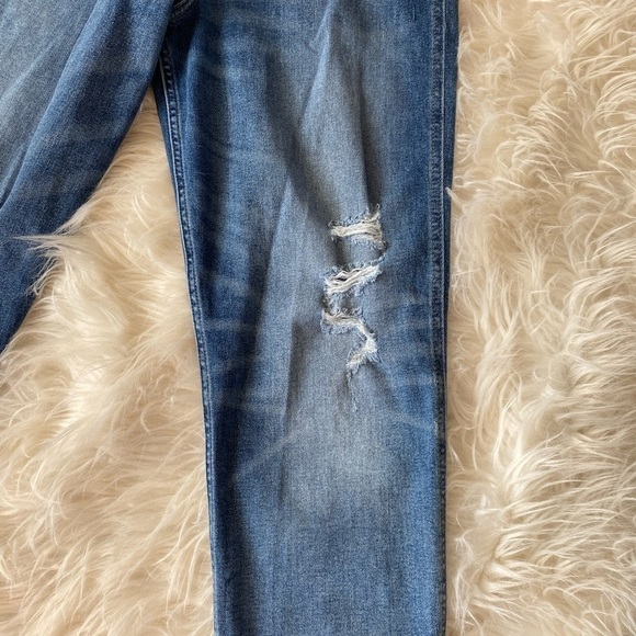 Hollister Women's Ultra High-Rise Mom Jeans Distressed‎ Button Up Closure 5R - Picture 4 of 8